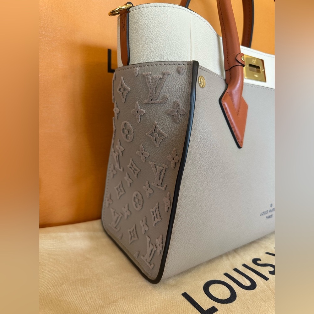Like New Louis Vuitton “on my side” MM Galet Grey - Picture 10 of 10